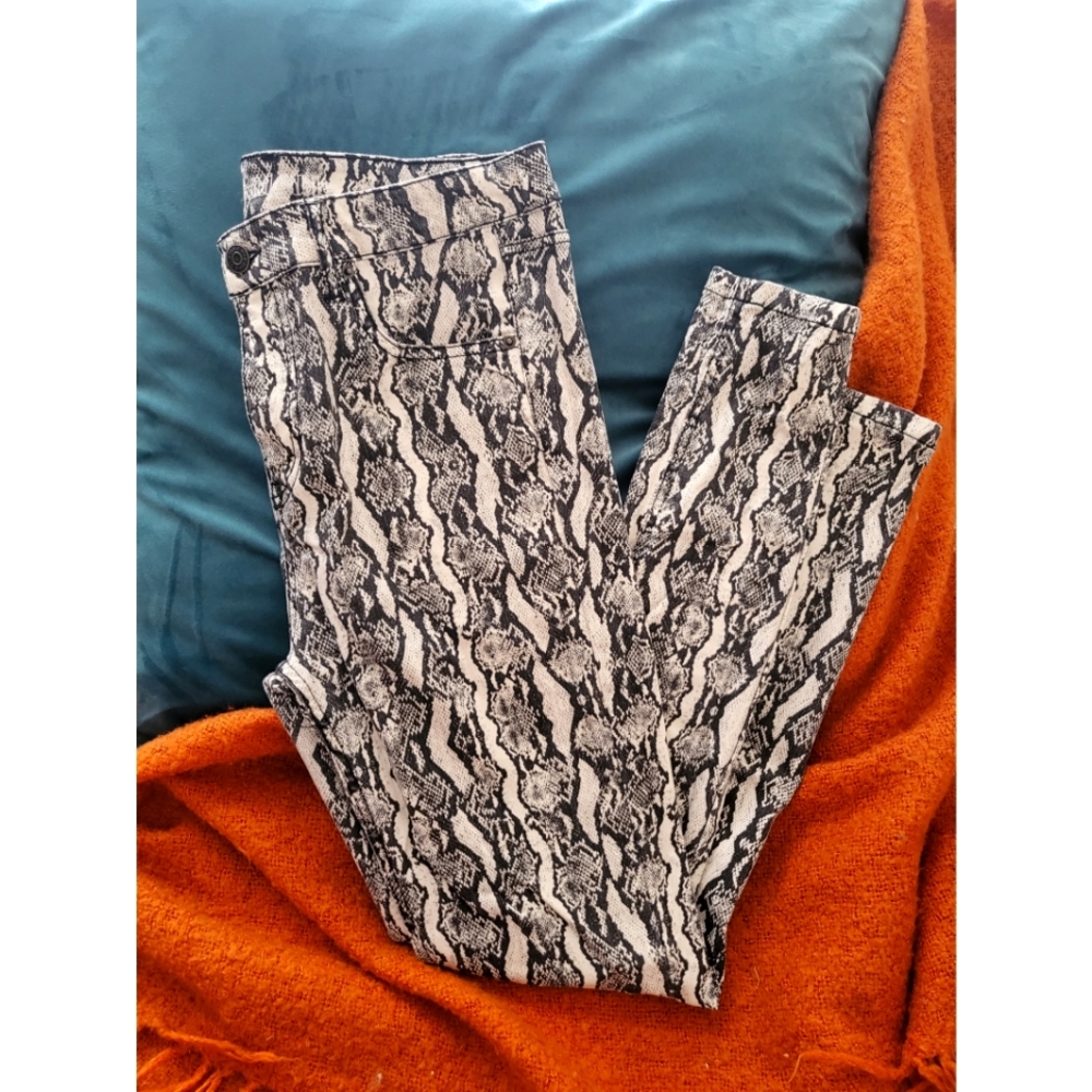 Sexy snake skin jeans 🐍